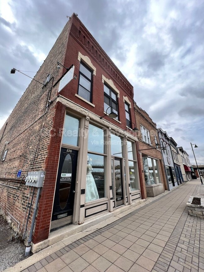 Building Photo - 220 Main St