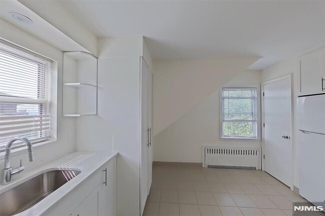 Building Photo - 440 Hillcrest Pl