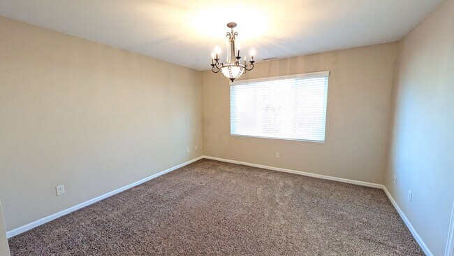 Building Photo - 4 bedroom 2.5 bathroom home