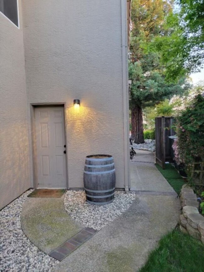 Building Photo - "Coveted Comfort: Spacious 4-Bed, 3-Bath H...