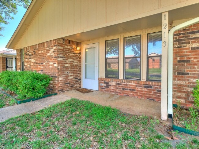 Building Photo - Adorable duplex in Norman