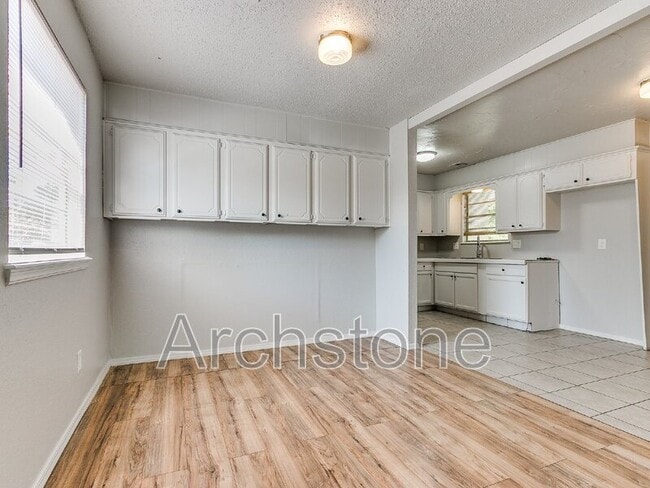 Building Photo - 8814 NE 13th St