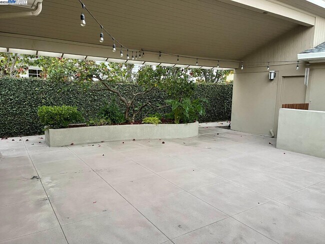 Building Photo - 802 Center Dr