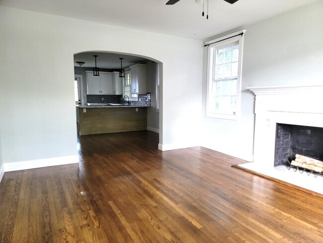 Building Photo - 715 E 35th St