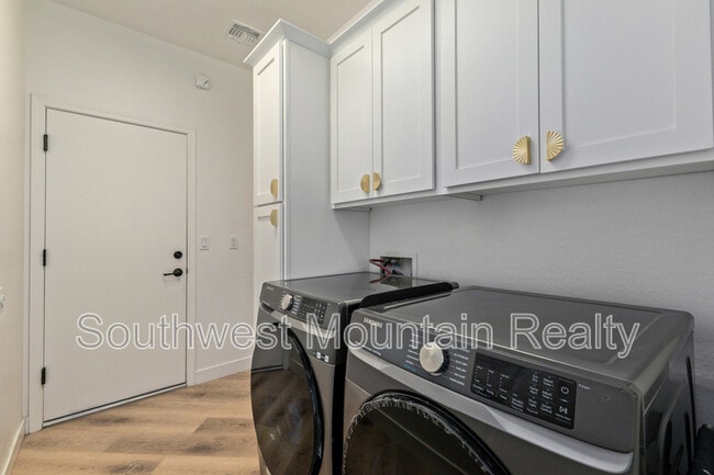 Building Photo - 17809 W Lincoln St