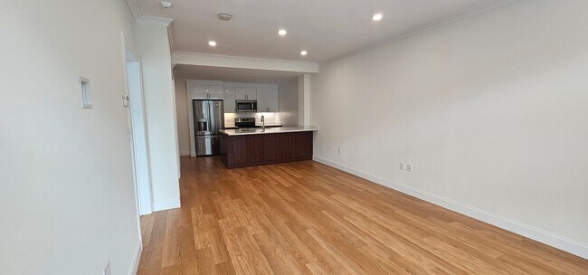 Building Photo - Luxury 1-Bed/1-Bath with Laundry in Unit