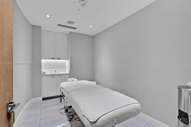 Building Photo - 1643 Brickell Ave