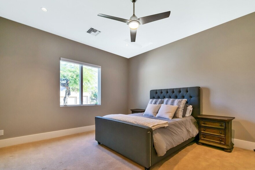 Building Photo - 5854 N 42nd St