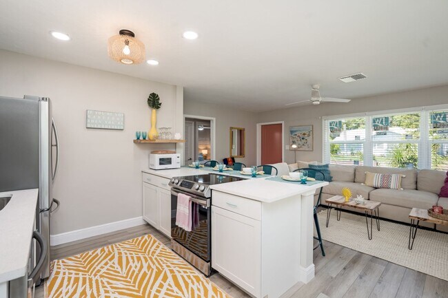 Building Photo - Monthly  FUN Furnished Bradenton, FL Rental VACA or Short term