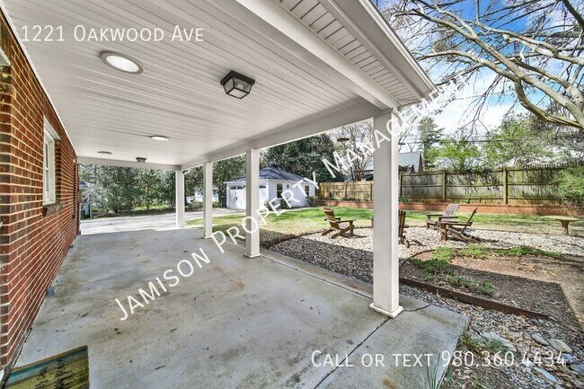 Building Photo - 1221 Oakwood Ave
