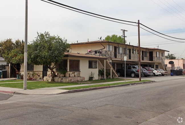 Building Photo - 6101 Vinevale Ave