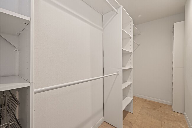 Building Photo - 101 Royal Ct