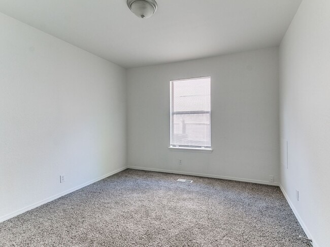 Building Photo - Beautiful 4 bedroom in South Tulsa and Union School District