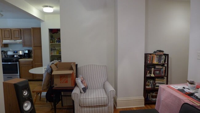 Building Photo - 136 Elgin Ave