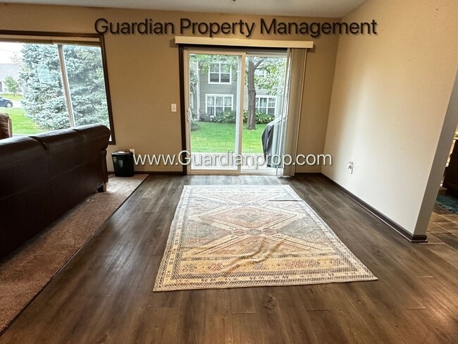 Building Photo - Lakeville Corner Unit, Walk out Patio, 2 C...