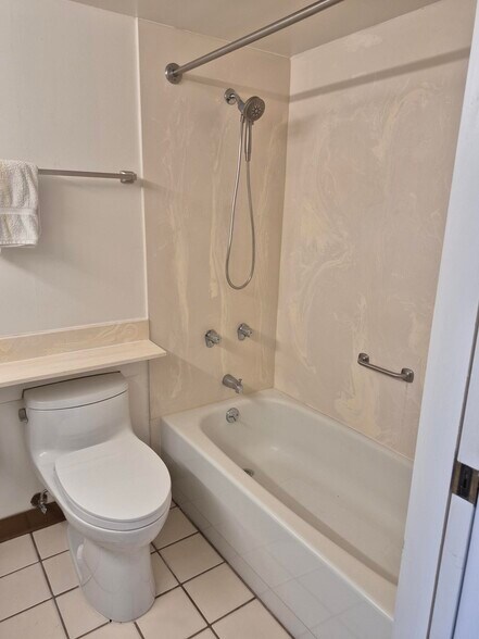 Ensuite main bath - 3138 Waialae Ave