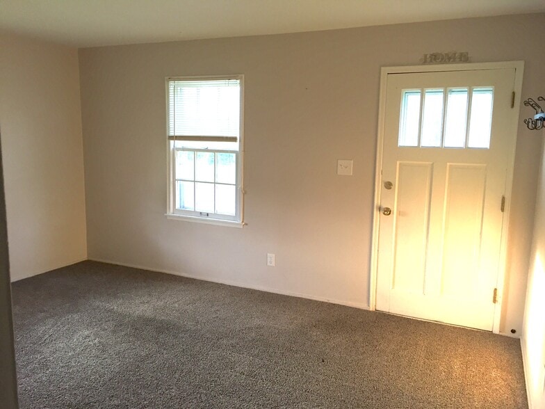 Living room - 700 E Seneca Pl