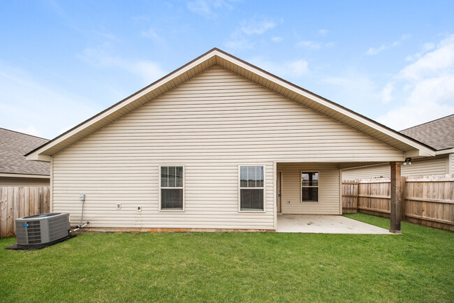 Building Photo - Charming Home with a Bright, Open Layout