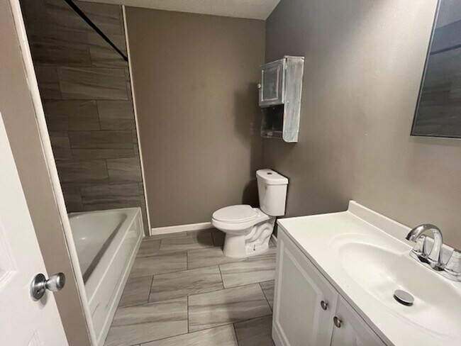 Building Photo - Renovated 2 Bedroom 1 Bath Home for Rent!!