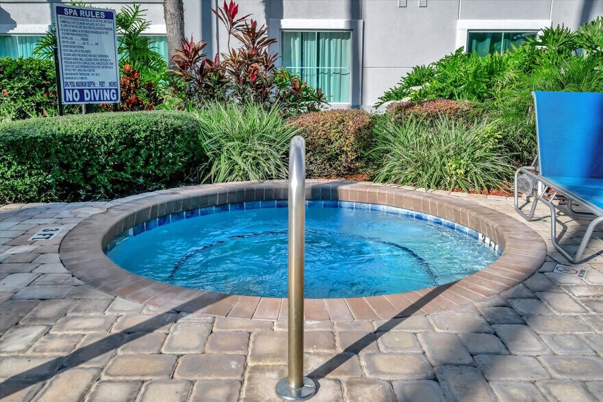 Building Photo - 8303 Palm Pkwy