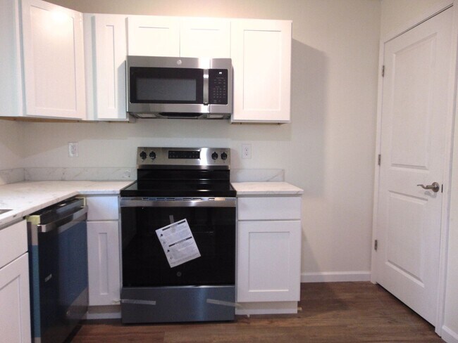 Building Photo - Newly Remodeled 4 Bed 2 Bath Duplex!