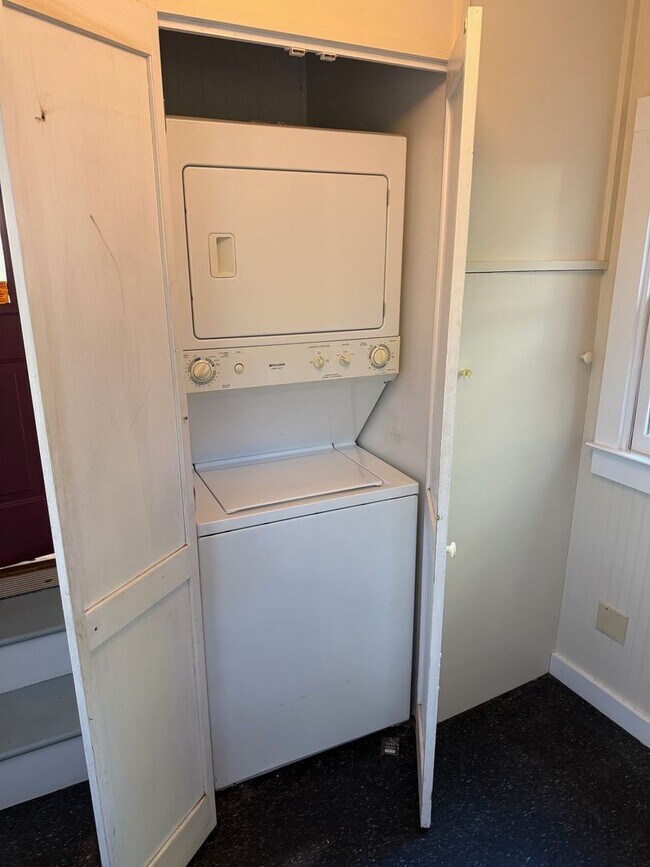 Building Photo - Normaltown Two Bedroom Cottage