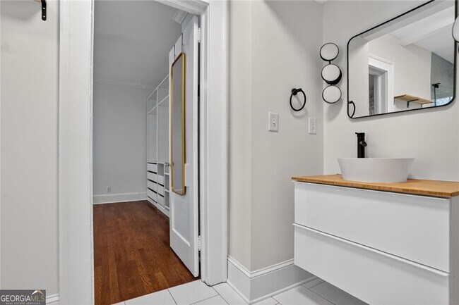 Building Photo - 824 Greenwood Ave NE