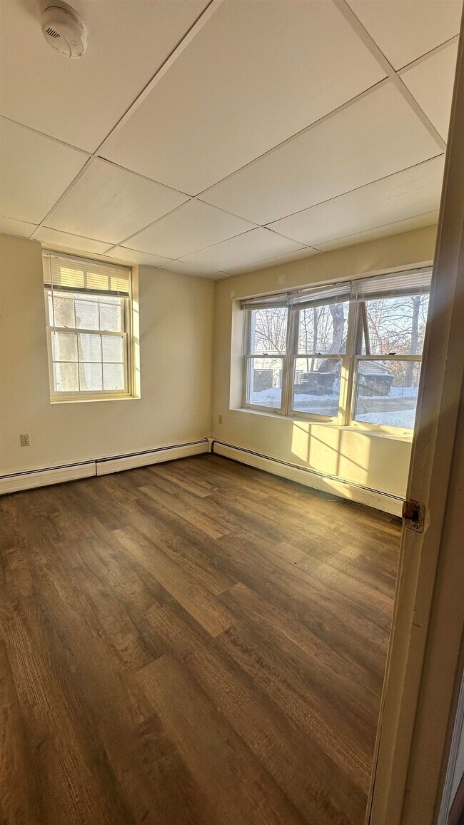 Building Photo - 324 Main St