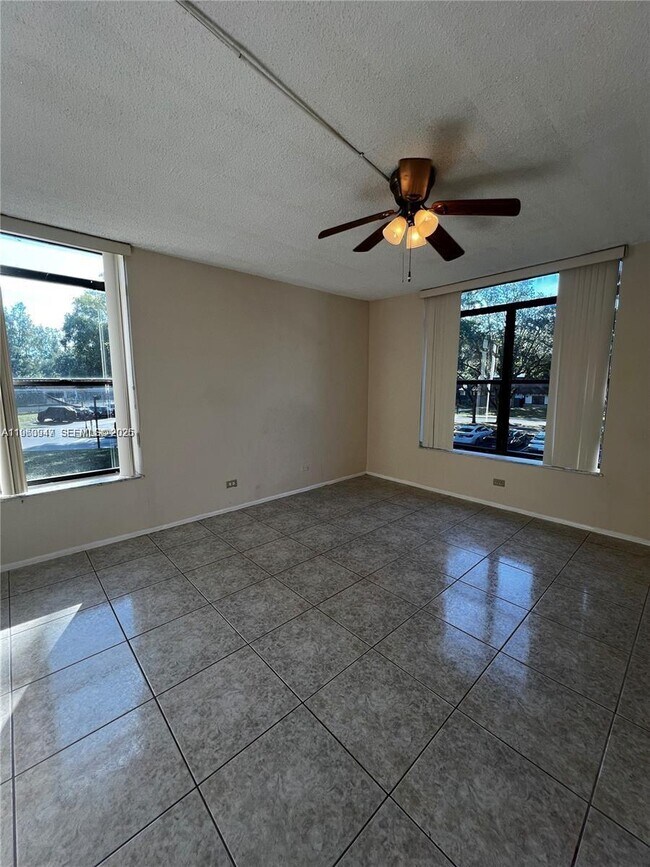 Building Photo - 3760 Inverrary Dr