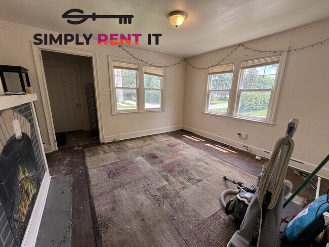 Primary Photo - 4 Bedroom House Near Campus