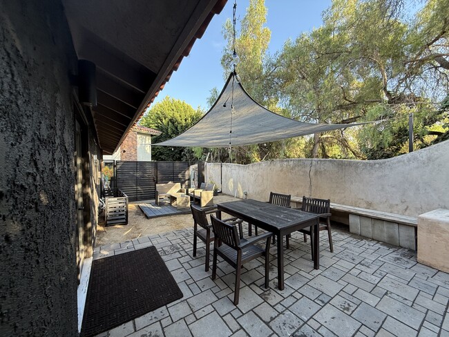 Building Photo - 26552-26552 Royale Dr