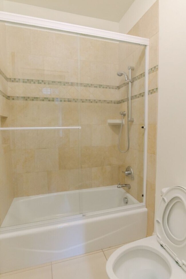 Building Photo - 4Bd/4Ba Seattle Home