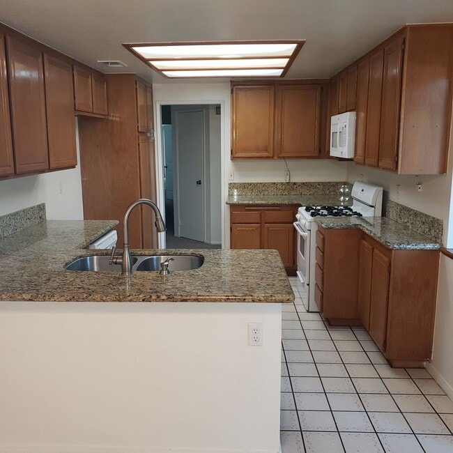 Building Photo - (((AVAILABLE))) REDLANDS 3bed 2 bath Must ...
