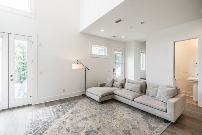 Building Photo - 3BR Germantown Townhome in the Heart of Nashville