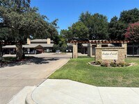 Building Photo - Beautiful Gated Townhome Great Location