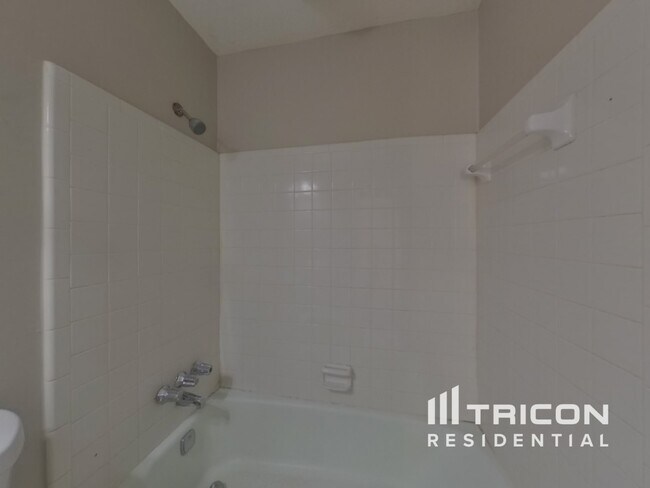 Building Photo - 955 Willow Run