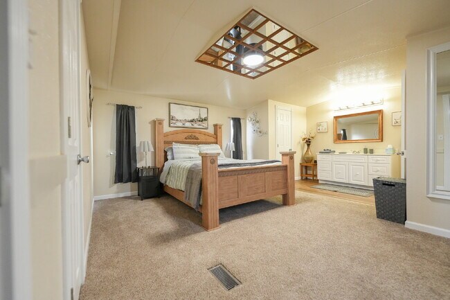 Building Photo - Modern Furnished 2 Bed/2 Bath Home • Laundry • Internet Included