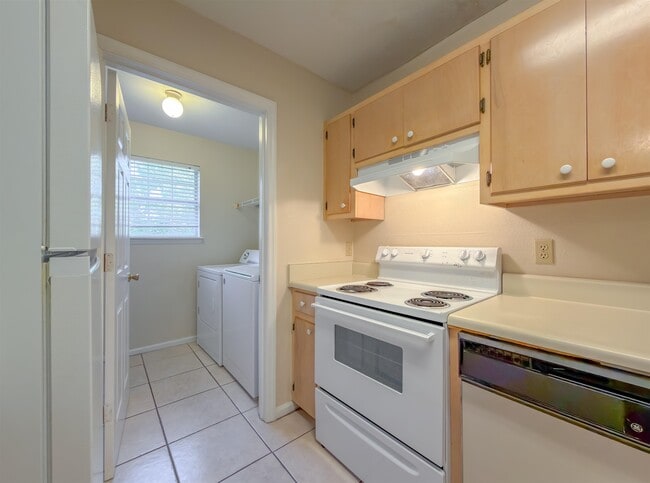 Building Photo - 696 Timberwood Cir E