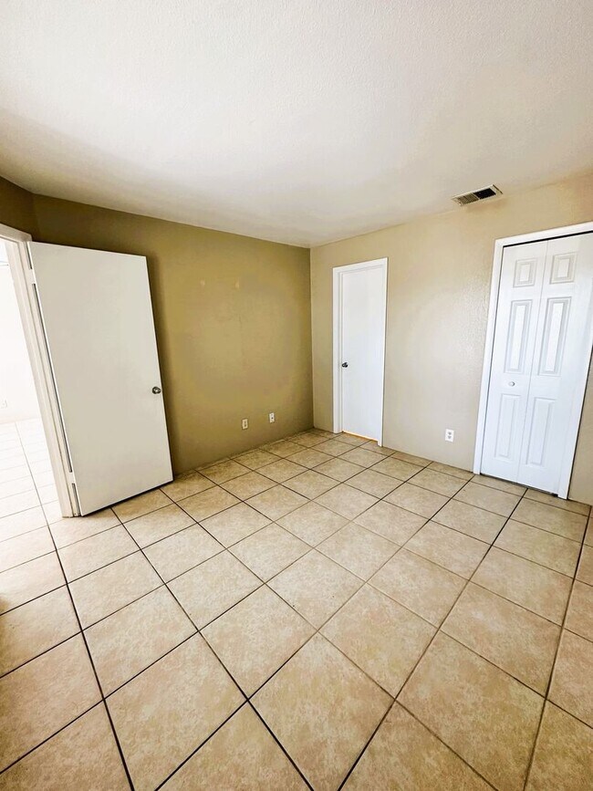 Building Photo - 4760 Walden Cir