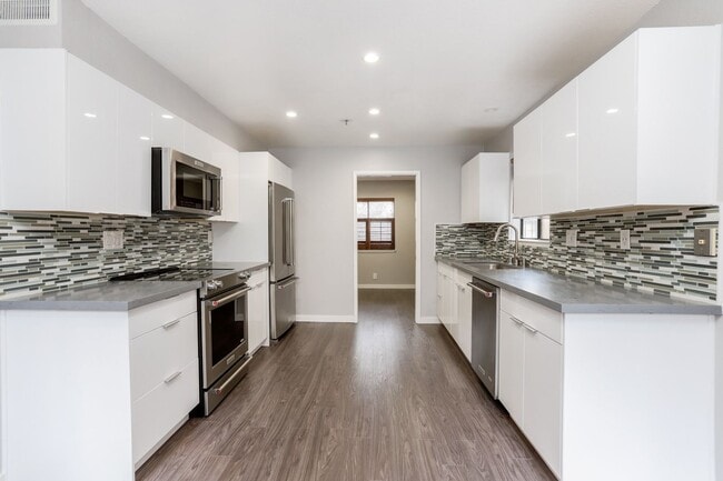 Building Photo - 2 Bed / 2.5 Bath pet friendly condo near downtown San Carlos with two parking spaces. YouTube tour!