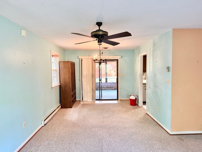 Building Photo - LARGE HOUSE CLOSE TO DAHLGREN!
