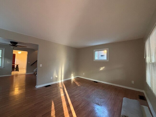 Building Photo - 170 Benton St