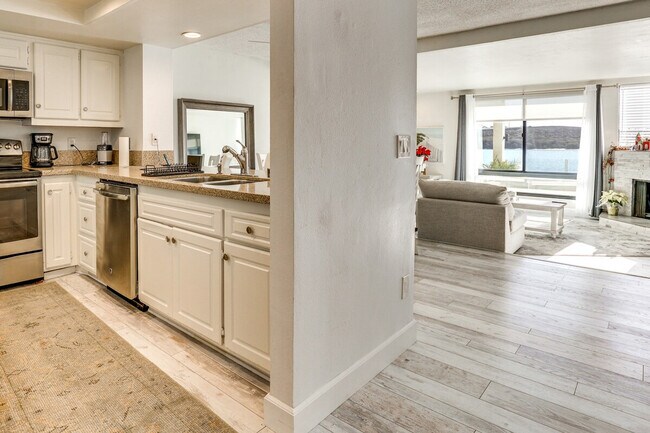 Building Photo - 4513 Cove Dr