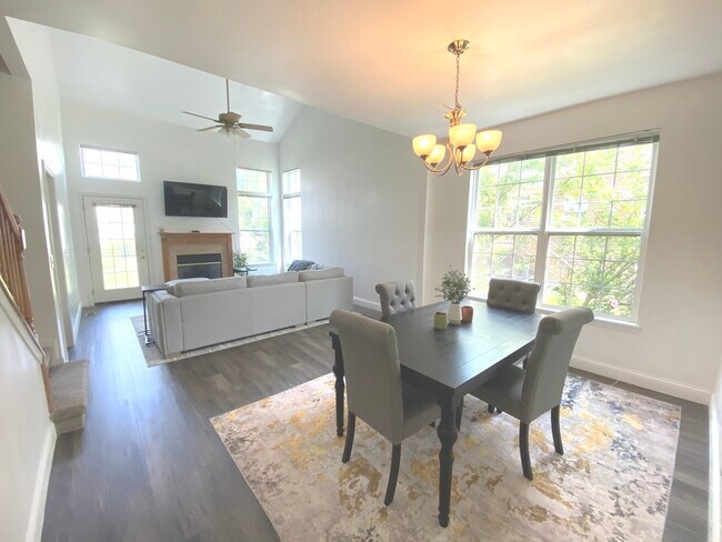 Building Photo - 10S401 Carrington Cir