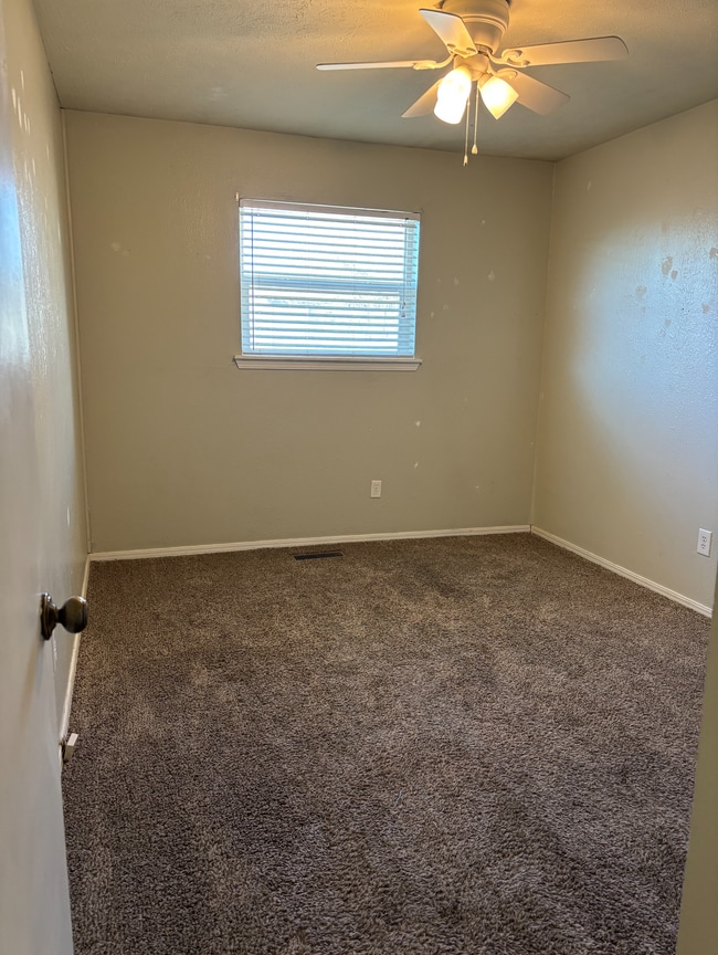 Building Photo - 3 bedroom 2 bath Edmond Duplex