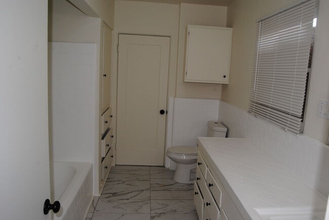 Building Photo - 408 Oildale Dr