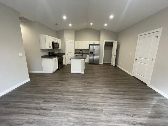 Building Photo - 13544/46 Haskell