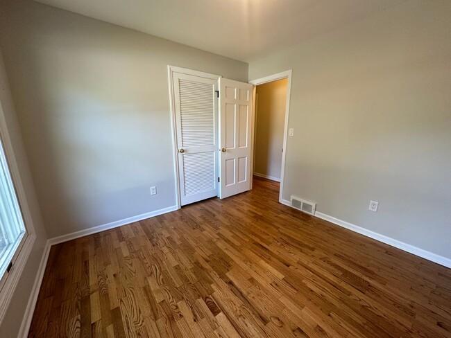 Building Photo - Large 4 bedroom ranch in Forest Hills