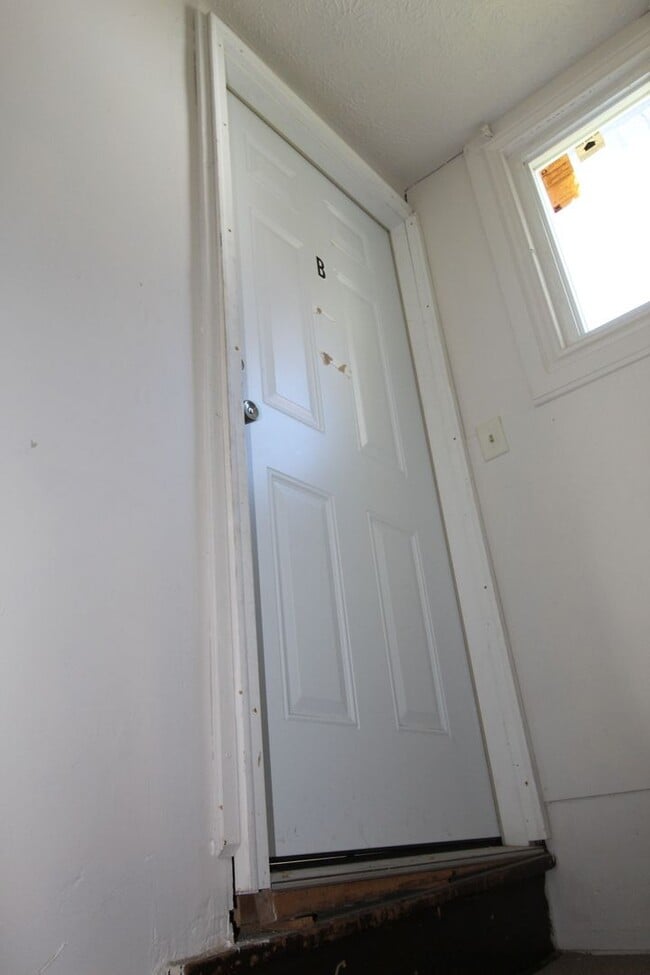 Building Photo - Upstairs Studio Apartment