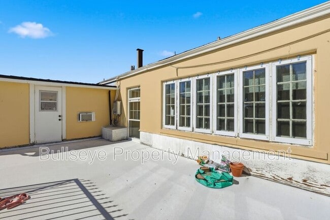 Building Photo - 525 W Lynwood St